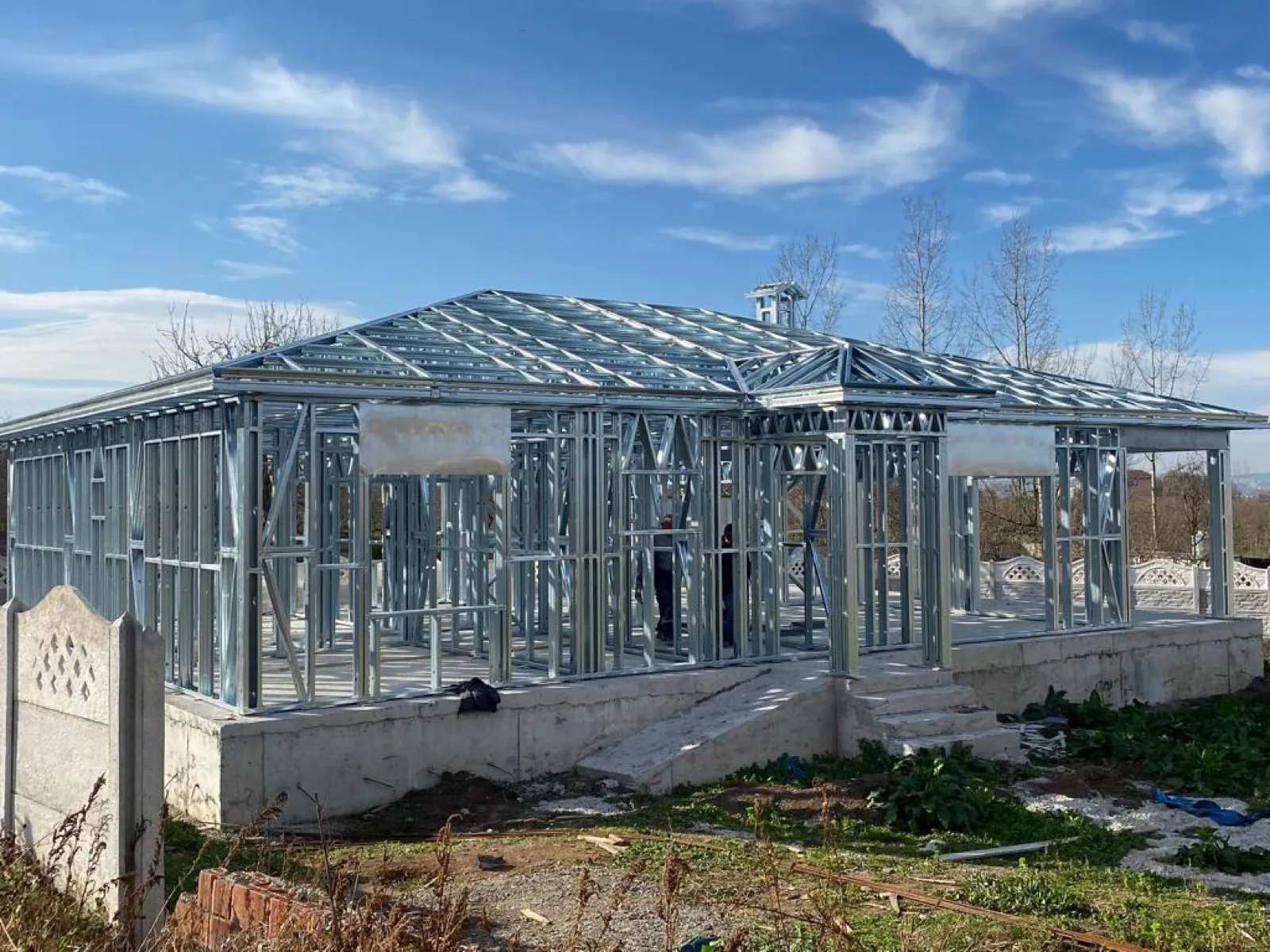 Kırma çatılı hafif çelik konut karkası