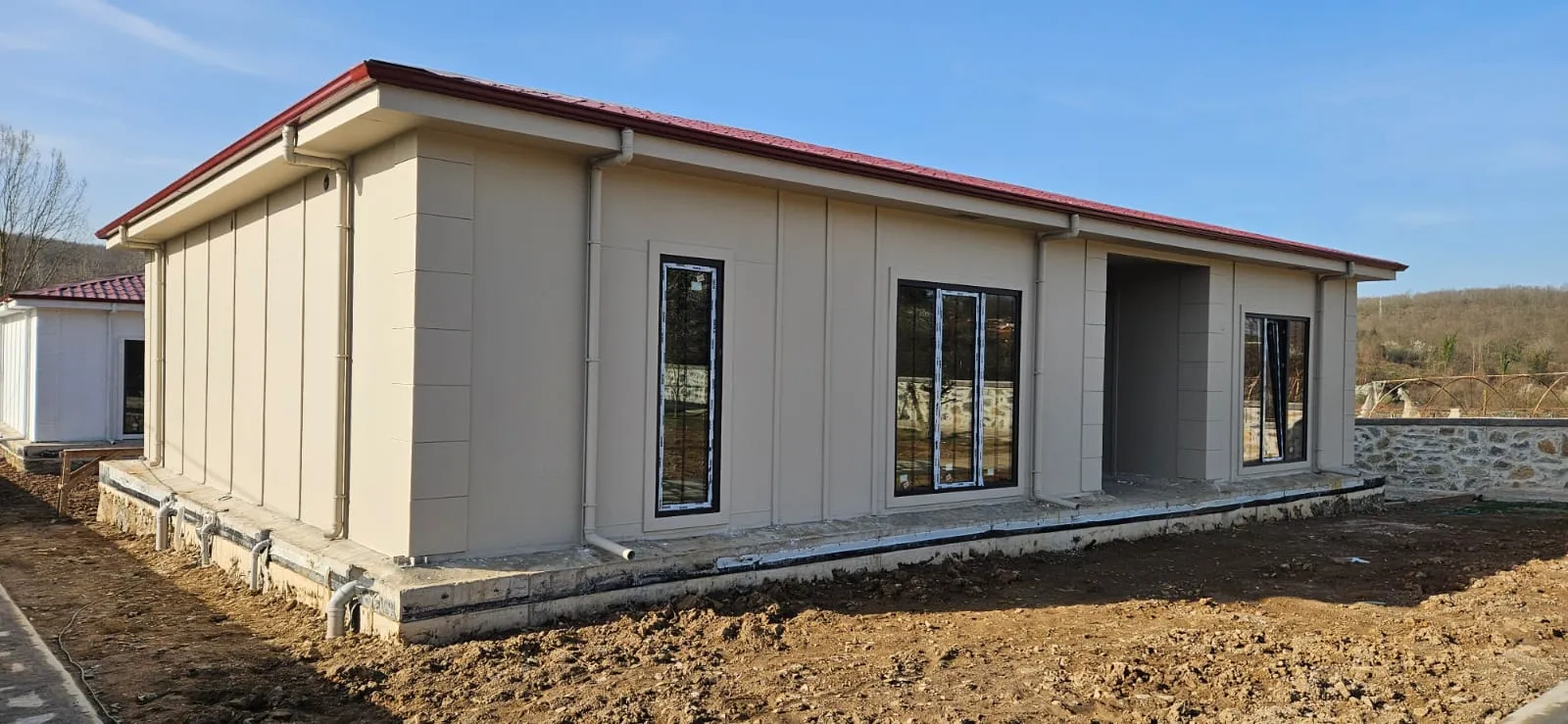 Kırmızı çatılı tamamlanmış prefabrik konut